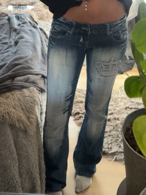 Jeans - Skit snygga kron jeans från crazy age, de är lowaist och utsvängda<3 jag e 171cm ❤️ står size 40 men jag har annars 36 ❤️