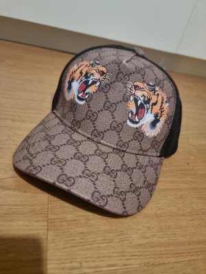 Keps med tigertryck - INSTABOX!!! Snygg keps med tigertryck