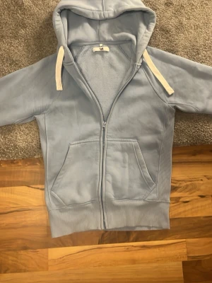 Russemerch hoodie - Riktigt snygg russemerch tröja. Nästan helt ny. Pris kan diskuteras