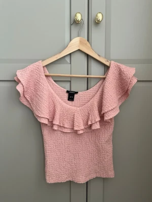 Aprikos volangtopp - Supersöt aprikos topp ifrån Lindex. Jätte fint skick, endast använd ett fåtal gånger. Storlek XS, men stretchit material så skulle nog funka för S också. Skriv för frågor eller prisförslag 💗