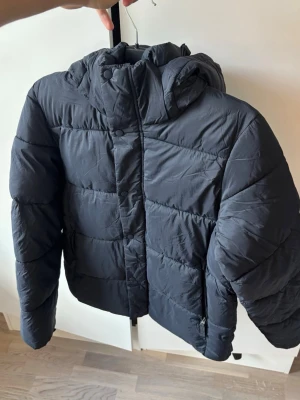 Dressmann dun vinterjacka S - Jättefin eftertraktad och populär blå Ralph lauren vinterjacka i storlek L säljes. Grym passform och perfekt nu till vintern i mycket gott skick! Tveka inte vid minsta fråga eller fundering!