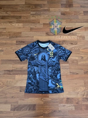 Brasilien Fotbollströja - Nike x Brasilien Special Edition Fotbollströja – Storlek S Unik Brasilien Special Edition-tröja från Nike med konstnärligt motiv inspirerat av Brasiliens kultur och ikoniska Cristo Redentor, kombinerat med CBF-emblem och Nike-detaljer. Mörkblå design med gula och gröna inslag, tillverkad i lätt och ventilerande Nike Dri-FIT ADV-material för maximal komfort. obs tagg avklippt. Perfekt för samlare, fotbollsfans eller vardagsbruk. 📦 Snabb leverans – skickas samma dag (om ej hindr.)