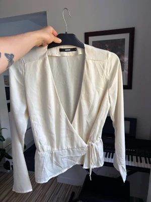 Vit blus från Bik Bok - Fin blus från BikBok. Den knyts i midjan. Använd en gång! ❤️