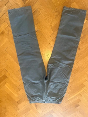 Nudie jeans tuff Tony  - Ett par Nudie i modellen tuff Tony. Mörkgröna och en limited edition vars hos Nudie.