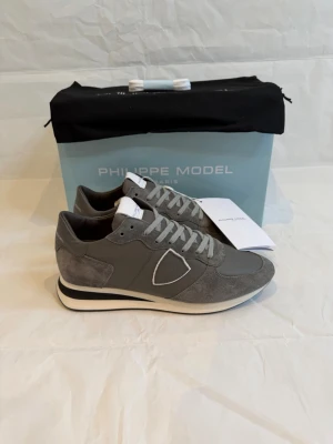Philippe model trainers  - Helt nya med tags, box, dustbag och extra skosnören | finns i 39 & 40