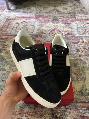 Svarta Valentino Flycrew Strl 38 - Svarta Valentino Flycrew i storlek 38. NYSKICK, Box och Dustbag samt Kuvert medföljer (SE BILD 4). Otroligt pris för nyskick och alla nitar är kvar! Kontakta vid minsta fråga⚜️