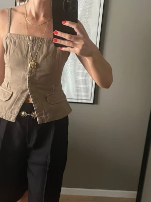 Beige topp cargo från Zara storlek S  - Beige topp cargo från Zara i storlek S. Använd 1 gång och är i fint skick.
