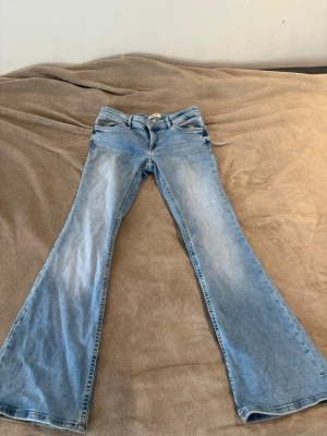Ljusblå bootcut jeans från ONLY - Säljer ett par ljusblå bootcut jeans från ONLY i storlek S. 