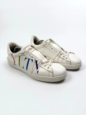 Valentino Skor  - Valentino ”VLTN” Sneakers | Storlek 42 | Skick 8/10 | Nypris ca 7800kr | 100% autentiska |