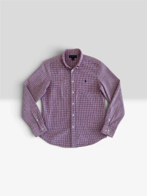 Ralph Lauren skjorta  - Säljer en klassisk rutig skjorta i rött och vitt med lång ärm och knappar framtill. Skjortan har en button-down krage och en liten broderad logga på bröstet. Perfekt för dig som gillar tidlös stil.