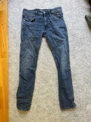 Jeans - Säljer dessa feta  replay anbass jeans. Storleken är 31/32 vid frågor eller fundering är det bara att skriva