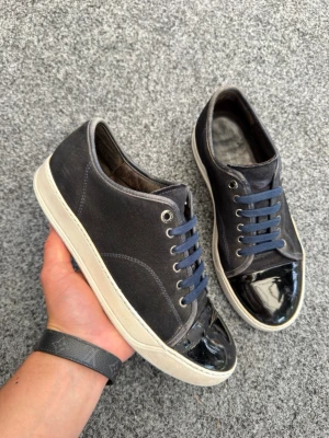 Lanvin uk6 mörkblå - Säljer dessa galet feta lanvins. Dom är mörkblå. Storlek uk5 som motsvarar 40-41! Skick 7,5/10! Lite sliten på ena cap toe. Nypris 5000kr. Kan gå ner i pris vid snabb affär! Skriv vid frågor eller funderingar 🤗⚡️