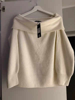 Off Shoulder Tröja - Helt Ny - Säljes då jag inte tog tag i att fixa retur efter jag provade den! 😁 Den är i ett supermjukt och gosigt material. Som sagt i helt nytt skick. 🌸 Normal i storlek.                      Nypris var ca. 250:- 