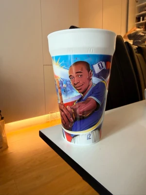 Thierry Henry Mugg - Oanvänd - Säljes då den endast står och tar plats i skåpet! 😁 Aldrig använd så ingenting att anmärka på. 🌸