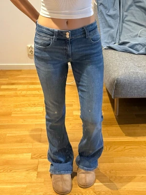 Blå bootcut jeans Gina Tricot - Säljer dessa bootcut jeans från Gina Young. Storlek 170, midjemått: 38 cm och innerbenslängd: 79 cm. Långa på mig som är 168. Endast använd fåtal gånger och i fint skick. 230 kr + frakt. Vid fler frågor, etc skriv privat 🩷🫰🏼💐🙏🏼🏄🏽‍♀️☀️🍋‍🟩