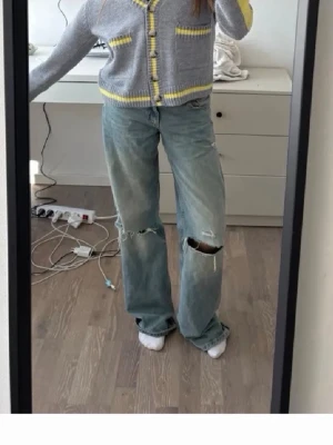 Säljer ett par Zara jeans💕 - Säljer ett par populära Zara jeans som sitter perfekt och är nästan oandvända. 