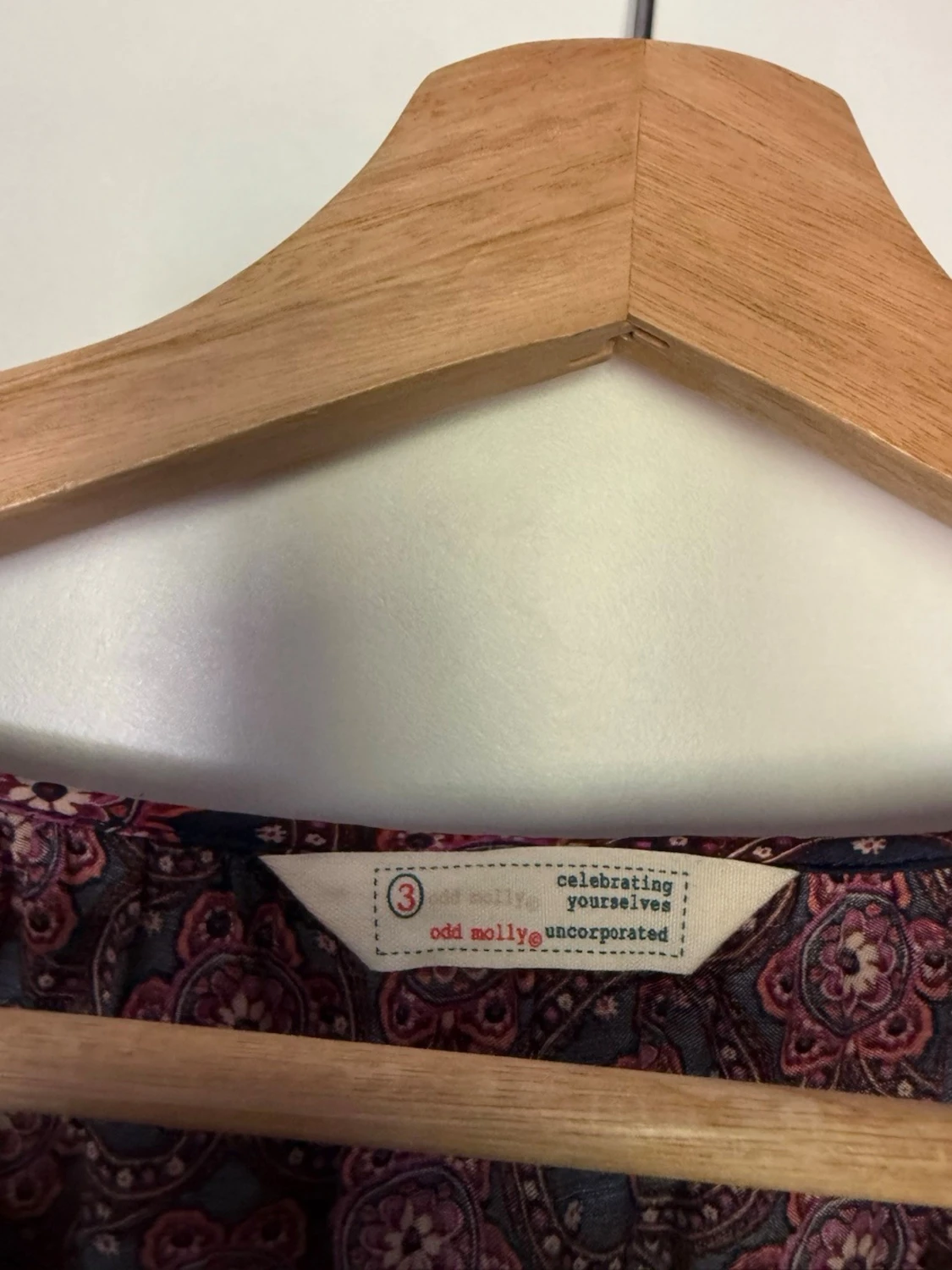 Mönstrad blus i vinrött och lila - 2