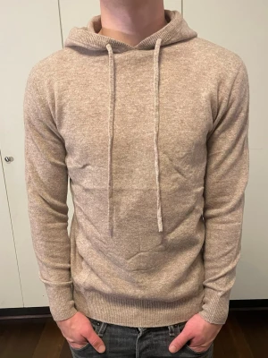Kashmir/Merino hoodie - Beige Kashmir/Merino hoodie | Storlek XS | Modellen är 177cm lång, passar lite kortare | Endast använd 1 gång, därför nyskick | Hör av dig vid frågor🌟