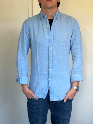 Ralph lauren linneskjorta - Hej! Säljer nu en polo Ralph lauren linneskjorta i fint använt skick. Skjortan är i storlek S och jag på bilden är 175cm lång. Hör av dig vid frågor eller funderingar!