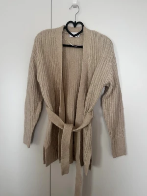 Vila - Knitted tie cardigan - Öppen kosta med knytskärp i färgen beige och storlek XS. Använd fåtal gånger