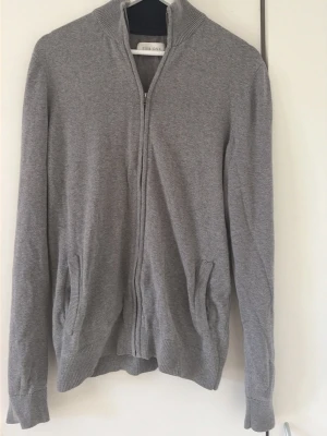 Full zip från pier one - Säljer en stilig full zip från pier one~Ny pris 350~Mitt pris ~200~ Storlek S~ skriv gärna för mer information eller bilder🤩🤩