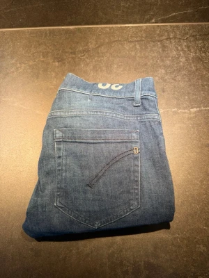 Mörkblå jeans från Dondup - Tjena! Vi säljer nu dessa sjukt feta jeans ifrån Dondup i storlek w30! Dem är i fint skick självklart äkta! Hör av er om ni har frågor!
