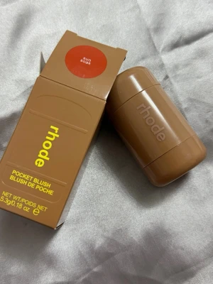 Rhode Pocket Blush Sun Soak - Rhode Pocket Blush i nyansen Sun Soak är ett krämrouge i stickformat. Förpackningen är kompakt och beige med modern design. Perfekt att ha med i väskan för snabba touch-ups. Ger en varm, solkysst ton till kinderna och är enkel att applicera direkt från sticket.