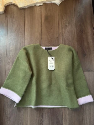 Grön viral oversized tröja med rosa detaljer - Helt ny med prislapp 