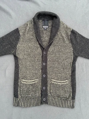 Unik kofta / cardigan  - Snygg kofta med fina detaljer. Storlek M men sitter som S. Fint skick.