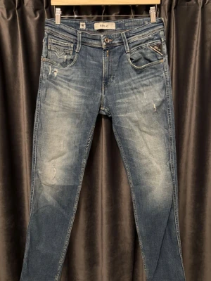 Replay anbass aged 05  - Replay anbass aged 05 - skick 8/10, bra skick! - storlek 30/30, men kan även passa längd 32 - schyssta jeans med lite mindre och få diskreta slitningar! - hör av er vid frågor🙌