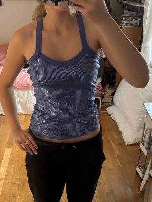 Topp med paljetter - Snygg blå festtopp med paljetter från Motivi. Storlek står inte men skulle säga S💕