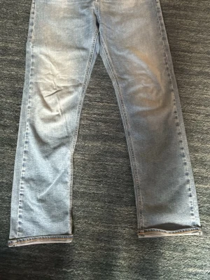 Ljusblå Replay Jeans - Tjena! 👋 Säljer ett par ljusblå replay jeans. Jeansen har en enkel look och är i ett bra skick. Perfekta för dig som gillar en clean och avslappnad stil. Hör av dig vid eventuella frågor eller funderingar! 👇