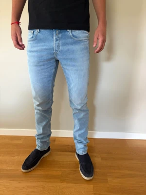 Replay jeans  - Helt nya Replay WILLBI jeans! Storlek W28 L32. Mitt pris 799. Hör av er vid frågor och funderingar!