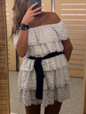 Prickig klänning - Gammal zara kollektion. Använd ca 3 gånger. Storlek M men passar mig jätte bra som har storlek Xs och S