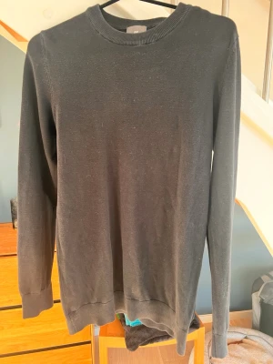 Svart stickad tröja från H&M XS - Säljer en svart stickad tröja från H&M i slim fit-modell. Tröjan har rund halsringning, långa ärmar och ribbade muddar vid ärmslut och nederkant. Perfekt basplagg till garderoben och enkel att matcha med olika stilar.