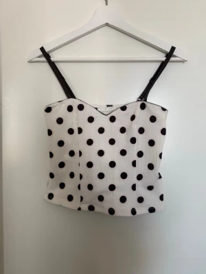 Prickig topp - Vitt topp med bruna prickar och band från Zara i storlek M (skulle dock säga att den sitter som s). Den har blivit pytte lite missfärgad i tvätten så den är lite lite rosa runt prickarna (se bild) men det syns inte alls tydligt🥰