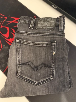 Svarta Replay Jeans - Säljer nu dessa riktigt feta jeansen från replay, skriv vid minsta frågor eller funderingar. Jeansen är storlek 29 i midjan men är ganska stretchiga så passar även mig med W30-W31.