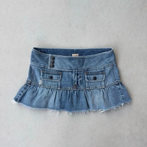 y2k hollister vintage low waist denim skirt  - unik och sällsynt vintage 2000tals hollister mini jeanskjol från usa, nyskick 🩵leverans inom 24h  uppskattar storleken som xs/s  låg midja platt 37,5 (lågt på höfterna) längd 26 