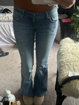 Ljusa jeans  - Fina ljusblå jeans använda en gång, storlek xs, längd kort. Med lite ljusa ränder/mönstret, hör av er vid frågor❤️