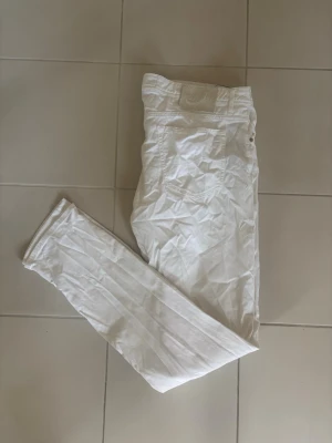 Jacob Cohën Jeans  - Oerhört stilrena jeans från Jacob Cohen i vit färg. Byxorna besitter en väldigt behaglig passform och materialet är både fräscht samt skönt. Helt enkelt otroligt bra skick och badgen är i en väldigt ljus beige färg, vilket är riktigt fränt. Längd - 112 cm och bredd - 49 cm.