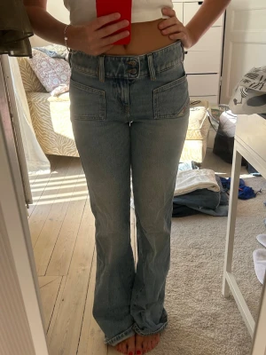 Diesel bootcut jeans - Säljer mina snygga diesel jeans i storlek w25. Innerbenslängden är 82cm men eftersom att jag är lite kortare brukar jag vika upp dem lite  och det funkar jättebra. Köpte för 2500kr förra året och säljer nu för 1000kr då de är lite slitna där nere som ni ser på bilden. 