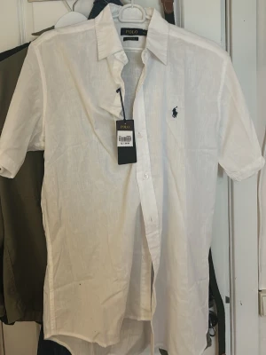 Linneshorta polo Ralph lauren vit - Tjena säljer denna oanvända linneshortan ifrån polo Ralph lauren, aldrig använd så inga skador eller så lappar och allt är kvar, pris kan diskuteras! Nypris 800 och upp