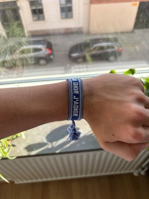 Blått Christian dior armband - Blått armband från Christian dior, helt nytt. Fråga vid funderingar!                                                                Har ett till likadant fast grått, köp båda och få rabatt!