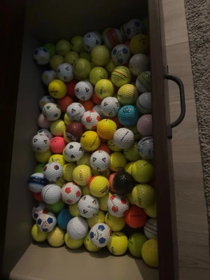 Stort parti golfbollar i mixade färger - Nu är det ny restock på bollar. Säljer ett stort parti golfbollar i olika färger och mönster. Säljer dom i dussin, finns massa olika bollar i olika märken. Det går även bra att göra en mix påse med flera olika märken utav bollar i samma. Hör av er vid minsta lilla fråga och priserna kan diskuteras privat.👍✅