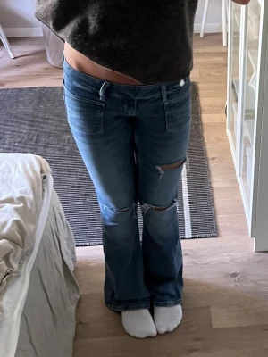 Jeans  - Säljer dessa snygga jeans från Gina Tricot i storlek XS. Lite slitna i slutet av benet men annars i fint skick! Skriv vid funderingar!💗