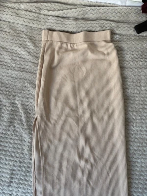 Beige kjol - Fin beige kjol som är använd fåtal gånger🌸
