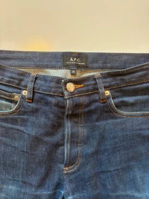 Mörkblå jeans från A.P.C.  - Säljer ett par klassiska mörkblå jeans från A.P.C. modellen Petit New Standard. Riktigt schyssta och i nyskick, förutom en liten lös tråd på ena framfickan som fixas hur enkelt som helst. Hör gärna av er vid fler frågor!