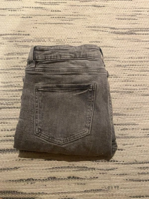 Gråa bootcut jeans - Gråa bootcut jeans från Gina, säljer pga att de ej kommer till användning längre🩶