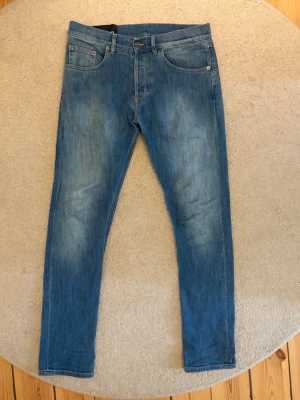 Dondup Jeans - DonDup jeans i storlek W30 i modellen Icon. Nypris ligger på ca 3300-3500 kr men säljer dessa för endast 399kr. Jeansen har endast använts ett fåtal gånger och har inga som helst tecken på användning. Hör av er vid frågor och funderingar.