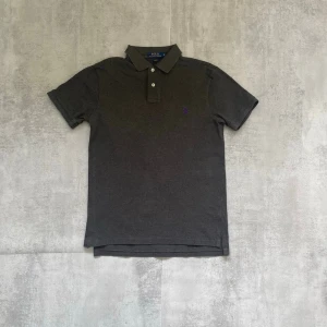 Grå Polo Ralph Lauren pike  - Jag Säljer en fet pike från Polo Ralph Lauren| skicket på tröjan är bra 8/10 | storlek m | ny pris 2000: mitt pris är 199 | skriv vid frågor och funderingar     32  